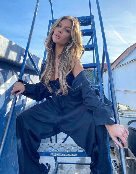 黒檀の厚いオンリーファンズ 美しいヌード ギャラリー