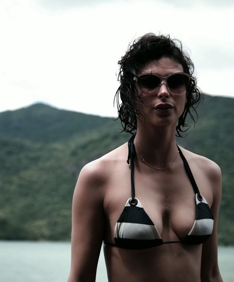 Morena Baccarin セクシーモデル 写真