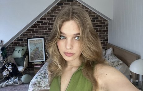 Teagan Croft ホットなモデル 写真