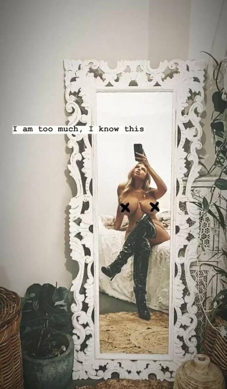 ブーツ オンリーファンズ セクシー裸 写真