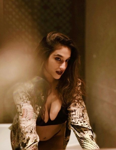 Deeksha Arora モデル 写真