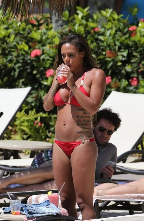 Sydney Leroux ヌード女優 ギャラリー