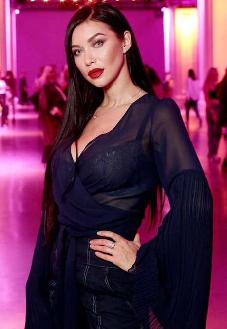 Polina Logunova ヌード女優 画像
