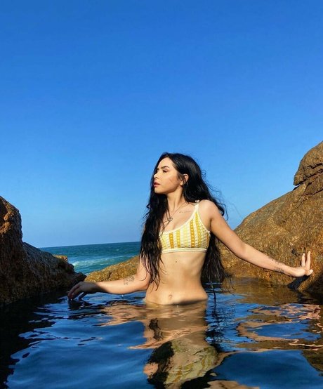 白いランジェリーオンリーファンズ ホットセクシー 写真