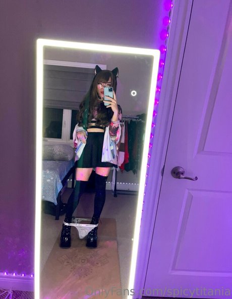 spicytitania 裸の女優 写真