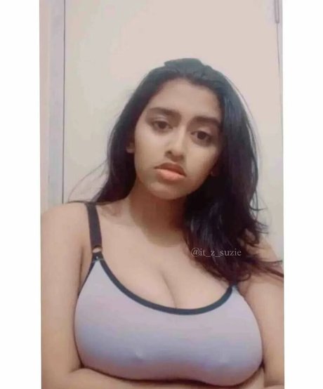 Sanjana Saba アートスター 写真