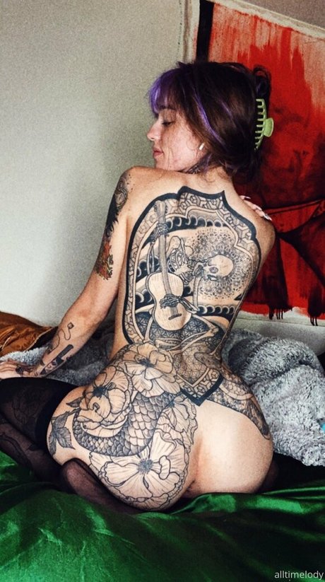 曲線美のクーガーオンリーファンズ ポルノグラフィック 写真
