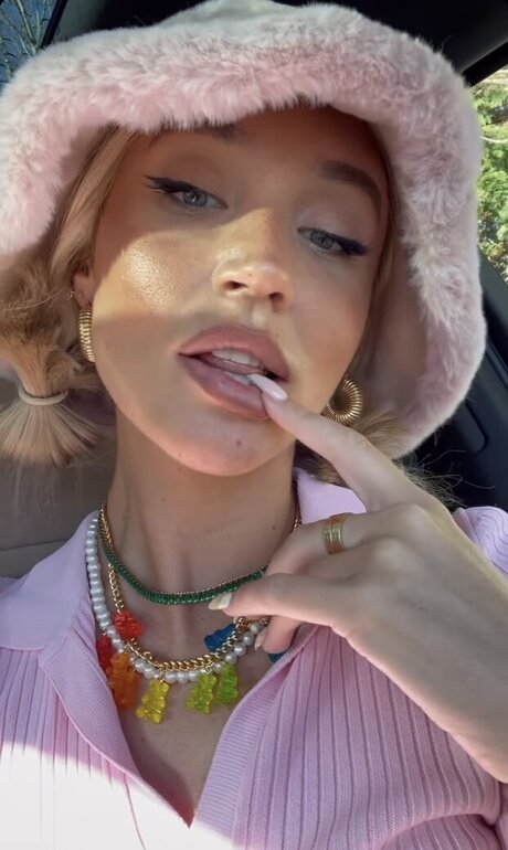 クーガー熟女オンリーファンズ セクシー裸 写真