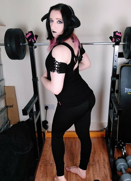 毛深い熟女オンリーファンズ セクシーヌード ギャラリー