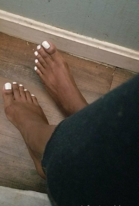 巨乳クーガーオンリーファンズ セクシー 写真