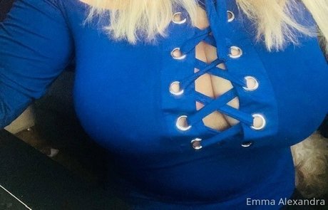 巨乳ストリップオンリーファンズ ポルノ 画像