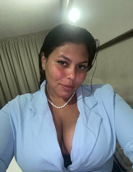 巨乳の熟女オンリーファンズ ホットヌード 画像