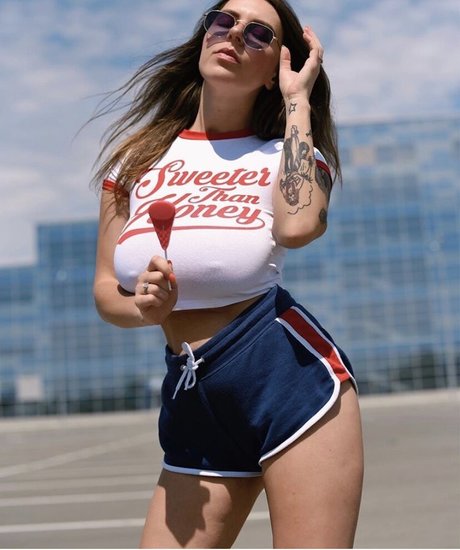 オンリーファンズを崇拝する ポルノグラフィック 写真