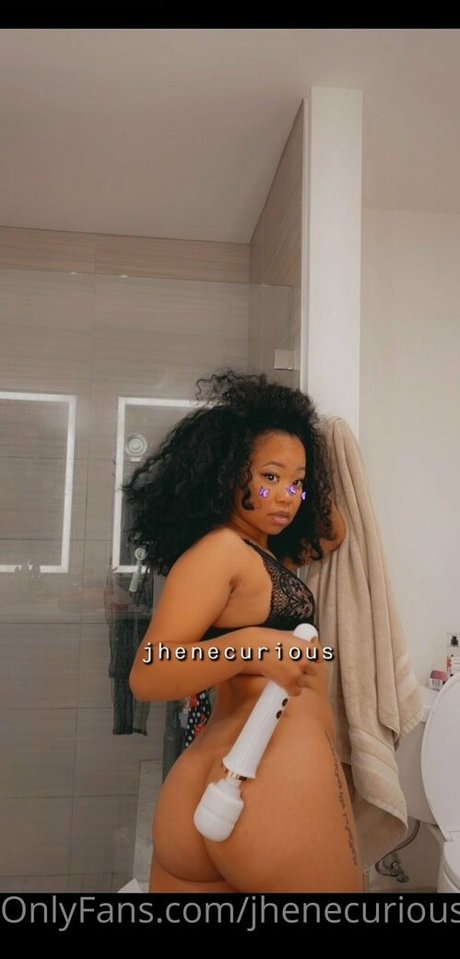 jhenecurious ホットなスター 写真
