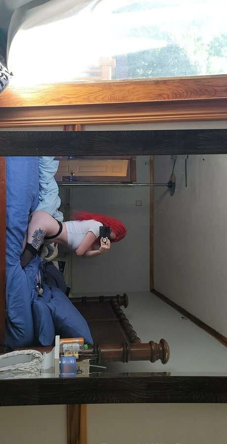 saramills631 スター ヌード 写真