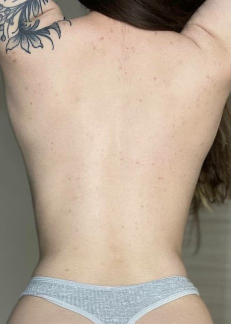 巨乳ゴスオンリーファンズ トップ 写真