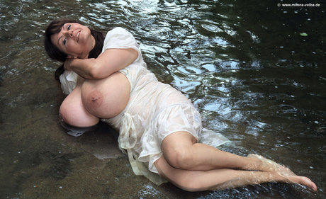 熟女潮吹きオンリーファンズ ポルノ 画像