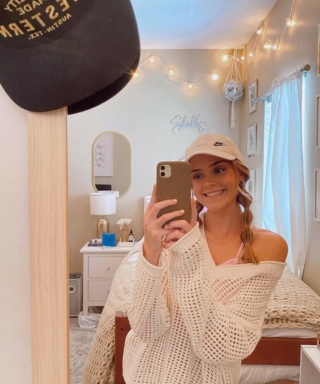 巻き毛のティーンズオンリーファンズ 美しいxxx 写真