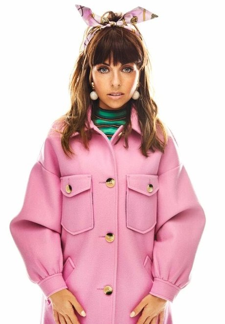 Louisa Lytton かわいいモデル 写真