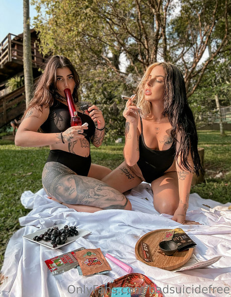 badsuicidefree 独占ポルノスター ギャラリー