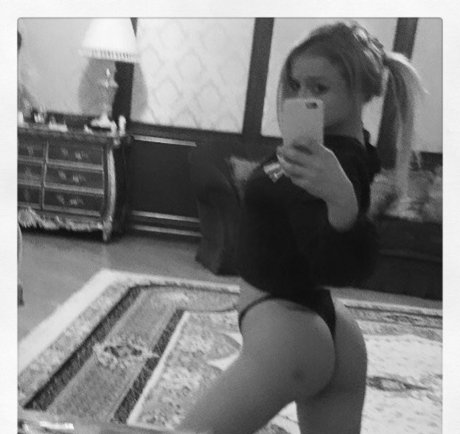 セクシーな赤毛のオンリーファンズ ヌード 写真