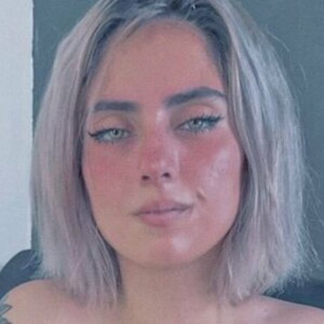 comelycaro ヌードスター 画像