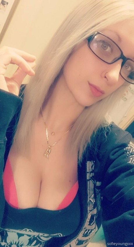 sofieyoungxxx セクシーなポルノスター 画像