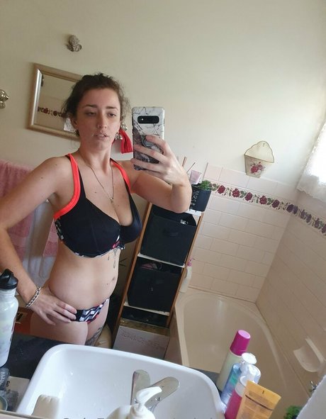 巨大なシーメールオンリーファンズ セクシー裸 写真