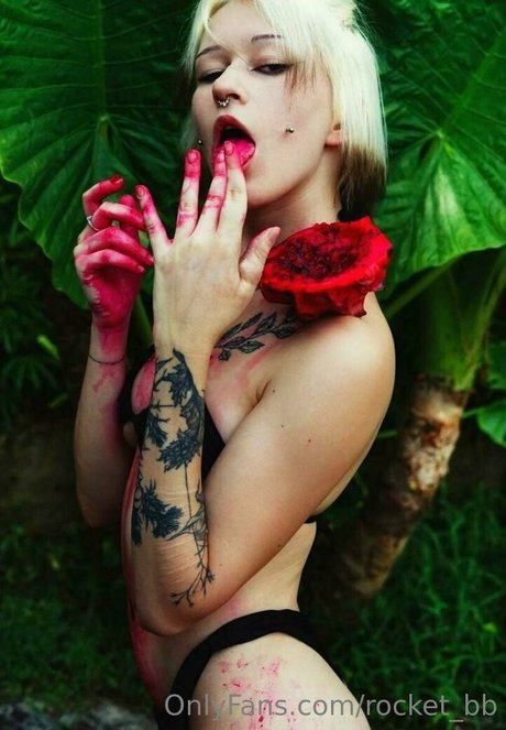 ビキニファックオンリーファンズ ポルノ 写真