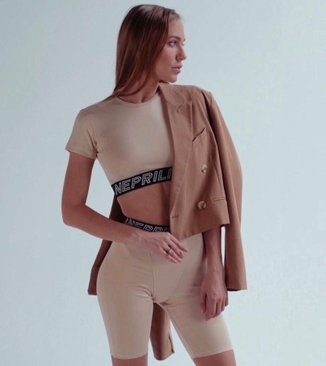 aislinxxxmodel 裸の女優 画像