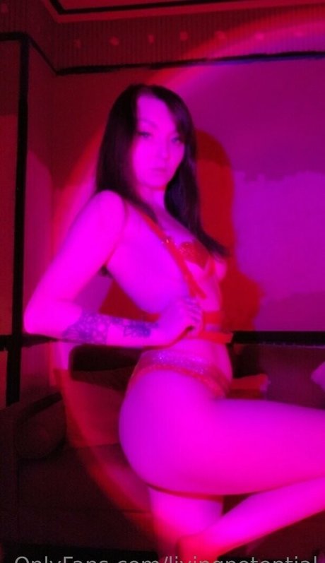 黒檀の偽おっぱいオンリーファンズ ホットヌード 画像