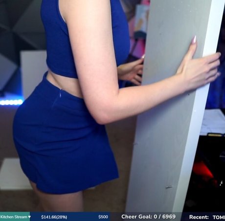 巨乳ストリップオンリーファンズ ホット裸 ギャラリー