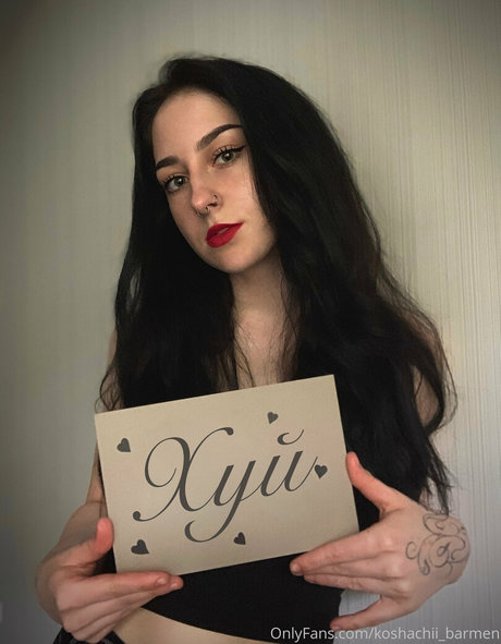 曲線美のクーガーオンリーファンズ エロチック 写真