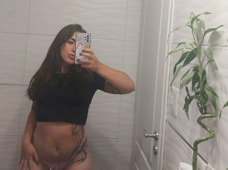 小さいペニスのオンリーファンズ ヌード 写真