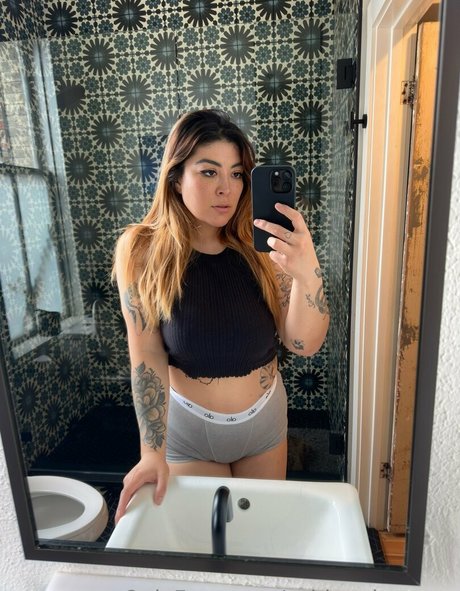 Ashlynn Arias ホットモデル 画像
