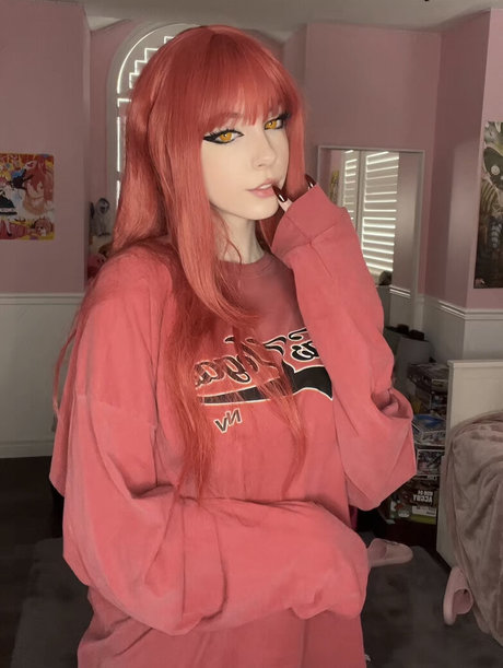 曲線美のクーガーオンリーファンズ セクシーヌード 写真