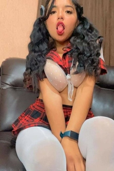 巨乳クーガーオンリーファンズ 裸 写真