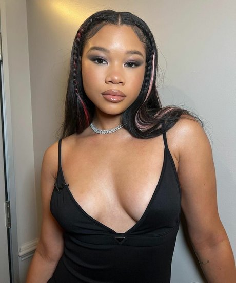 Storm Reid ヌードモデル 写真