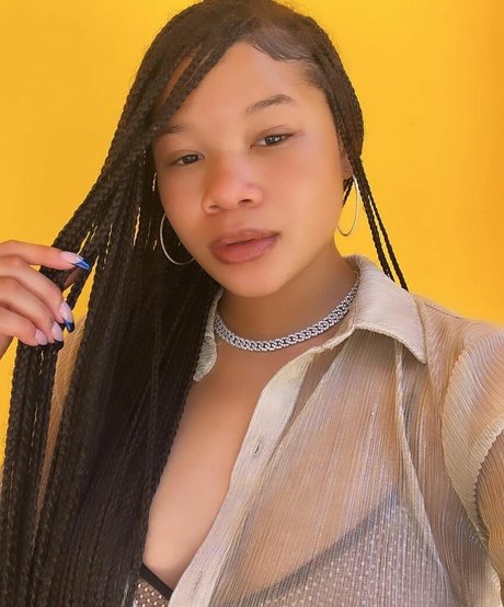 Storm Reid ポルノ女優 写真