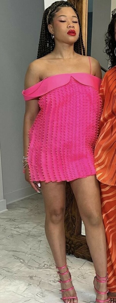 Storm Reid エロティックなポルノスター 画像