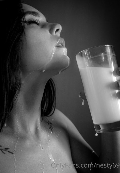 ヌードの若いオンリーファンズ セクシー 写真