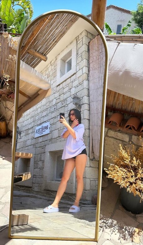 Atavratmiyav 美しいポルノスター 写真