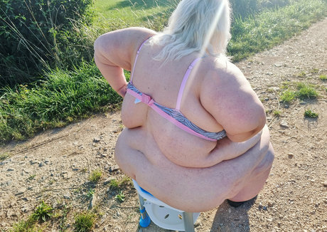 doughbellygirl セクシーモデル 写真