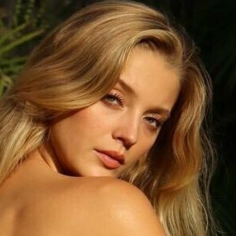 Marie Tomas 裸のモデル 写真
