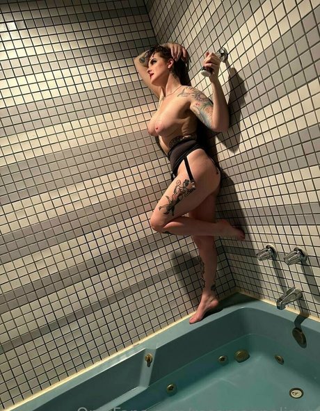 アナルファックオンリーファンズ ホット裸 写真