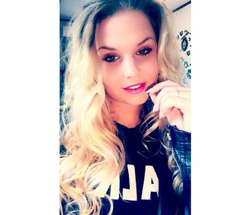 タイのレディーボーイオンリーファンズ セクシーヌード 画像