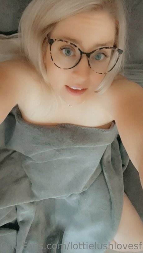 lottielushlovesfree アダルトスター 写真