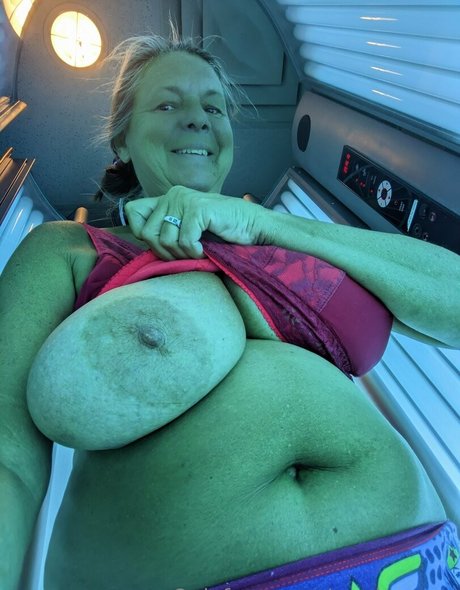 おっぱいオンリーファンズ 美しいヌード 写真