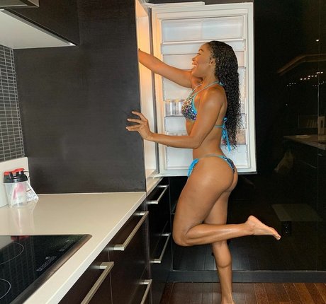 Ariane Andrew ポルノ女優 写真