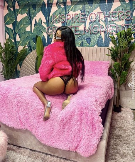 Ariane Andrew 裸の女優 写真